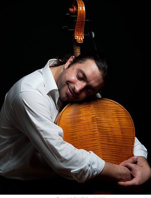 naidin_oficiaza_muzica